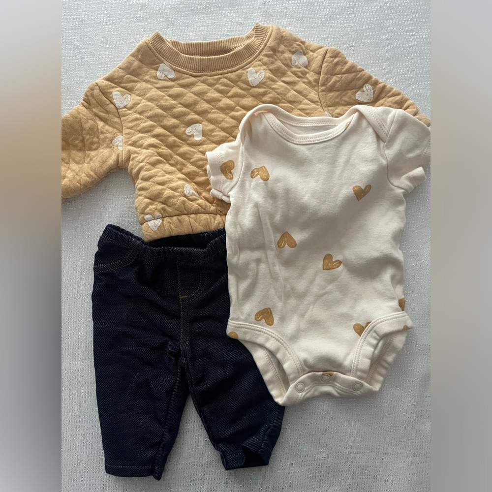 Carters Newborn Set. Excellent Condition.